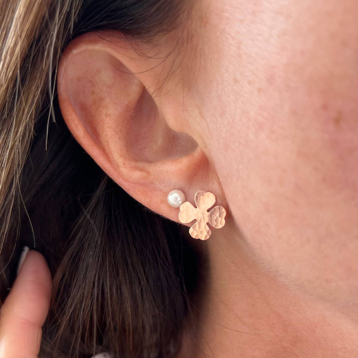 Coppia orecchini lobo quadrifoglio battuto argento 925 rosé - Lumiere Bijoux