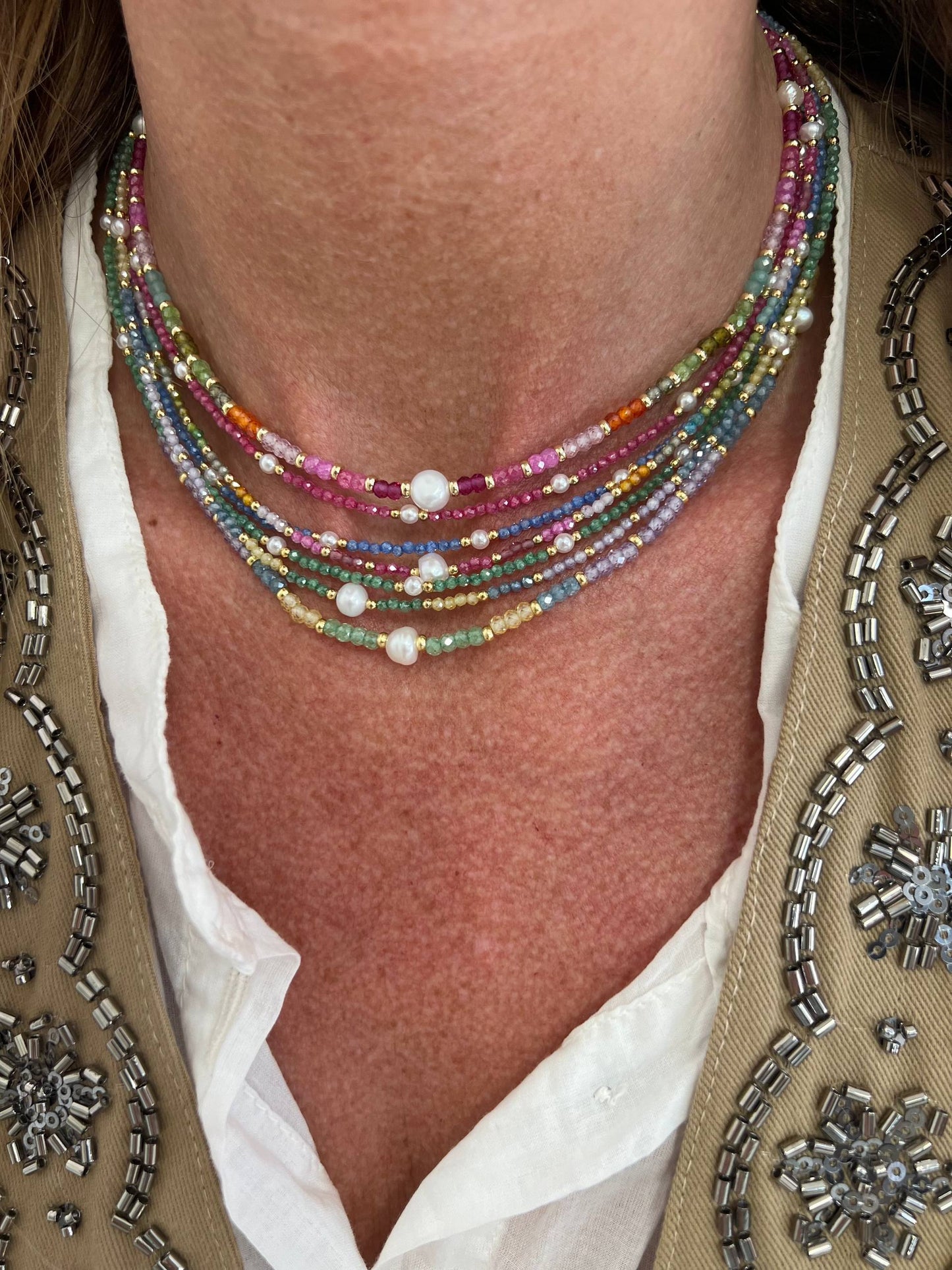 Collana multicolore con cristalli da 0.3 mm pepite oro e perla 0.5 mm naturale centrale - Lumiere Bijoux