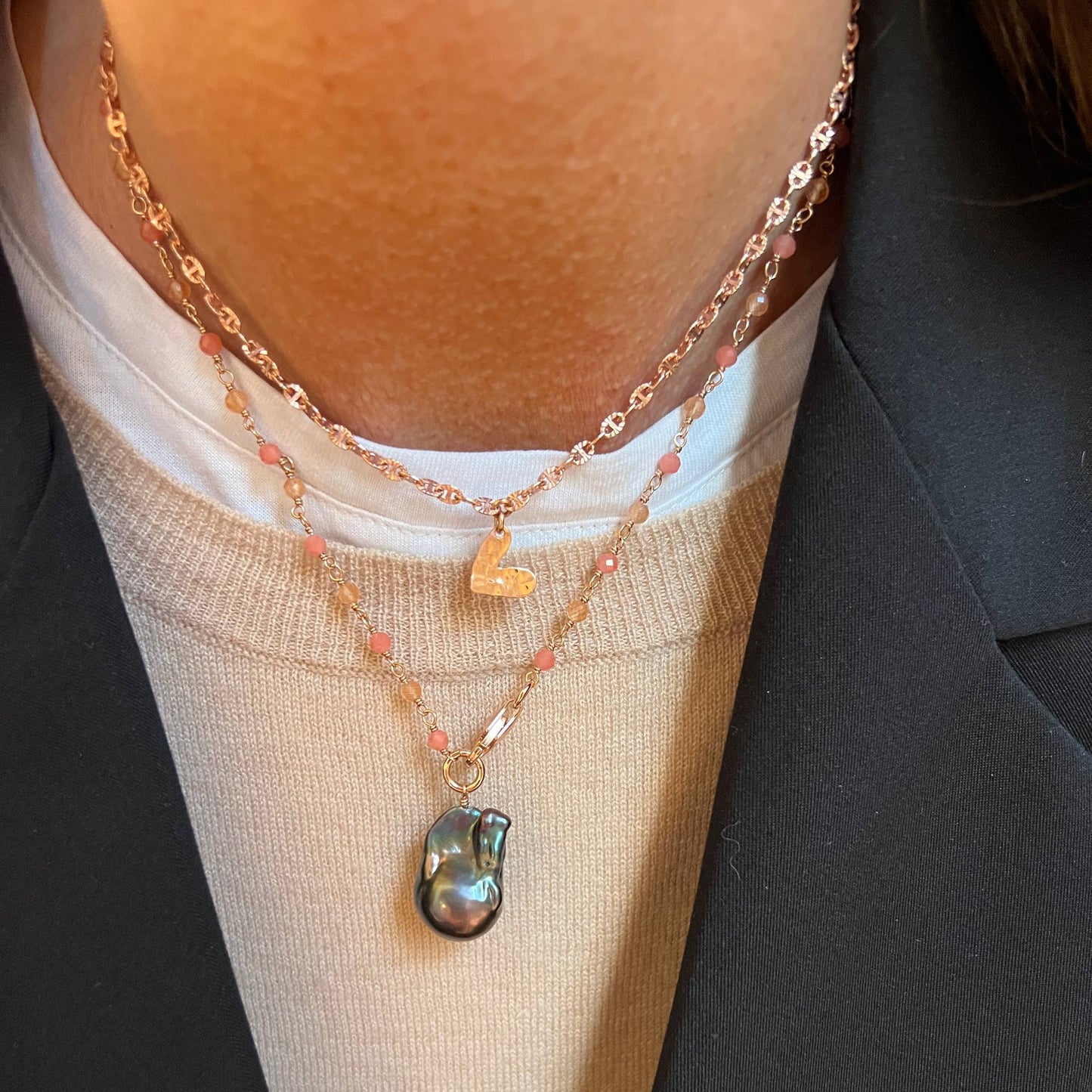 Collana lunga trasformabile cristalli pesca con perla barocca nera pendente e catena ovalispecchiati e cuore battuto — Argento 925 rosé Pezzo unico - Lumiere Bijoux