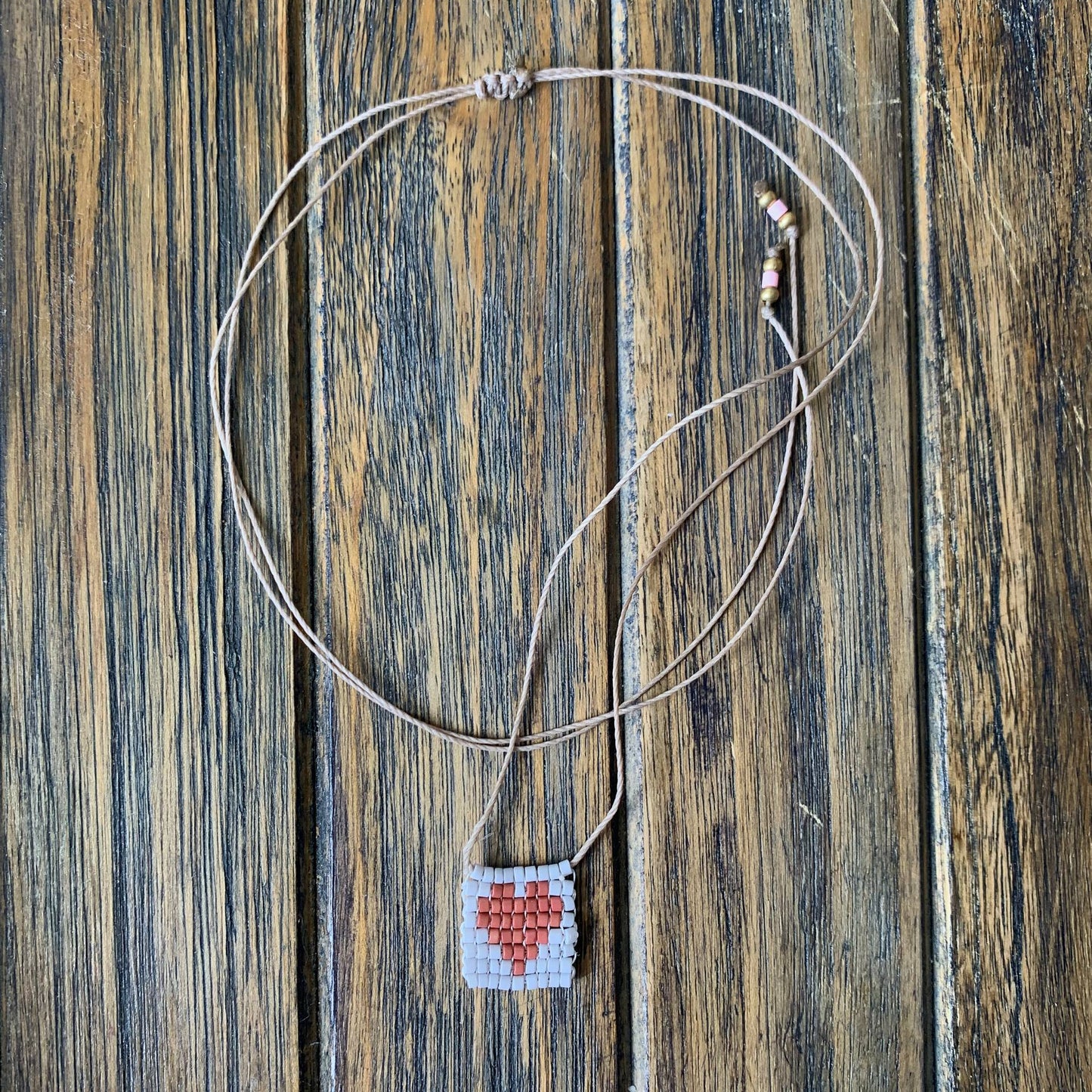 Collana regolabile Formentera con filo di seta e targhetta con cuore in perline - Pezzo unico - Lumiere Bijoux