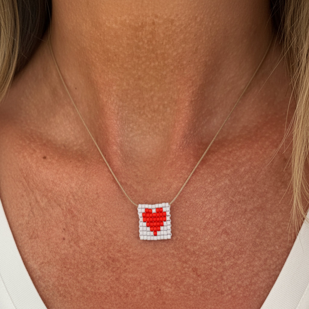 Collana regolabile Formentera con filo di seta e targhetta con cuore in perline - Pezzo unico - Lumiere Bijoux