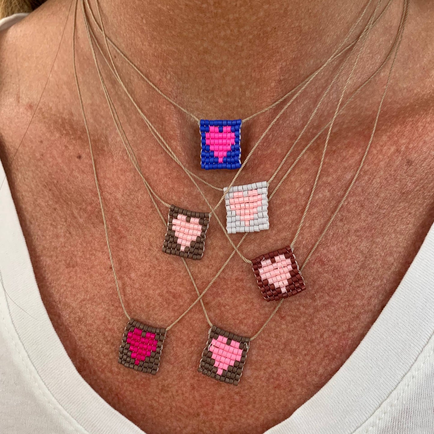 Collana regolabile con filo di seta e targhetta con cuore in perline - Pezzo unico - Lumiere Bijoux