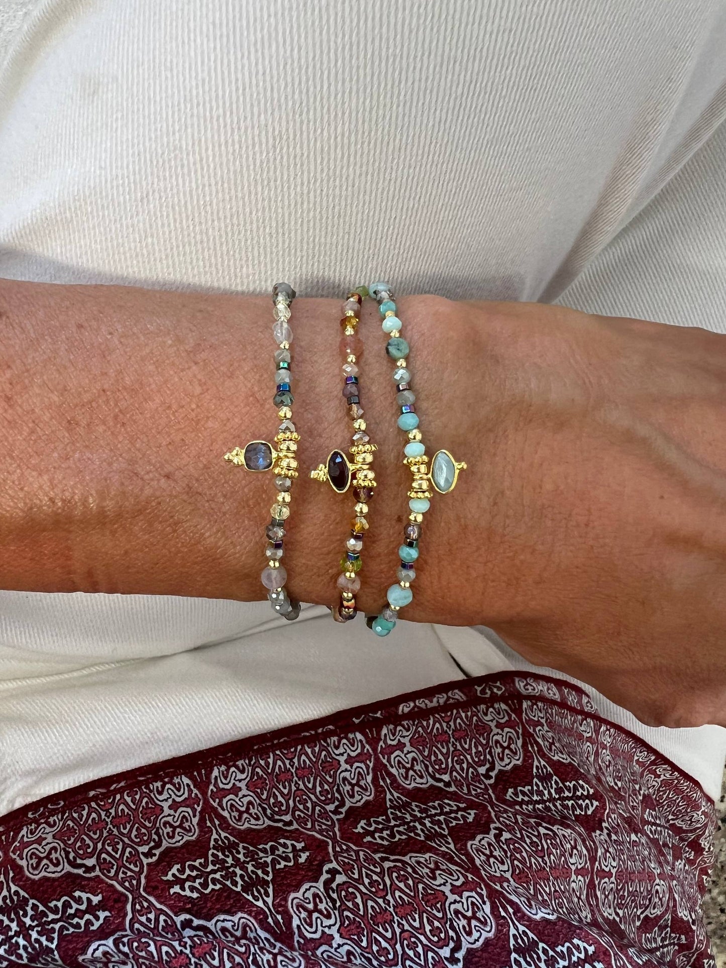 Bracciale regolabile con cordino e pietre semipreziose pendente - Lumiere Bijoux