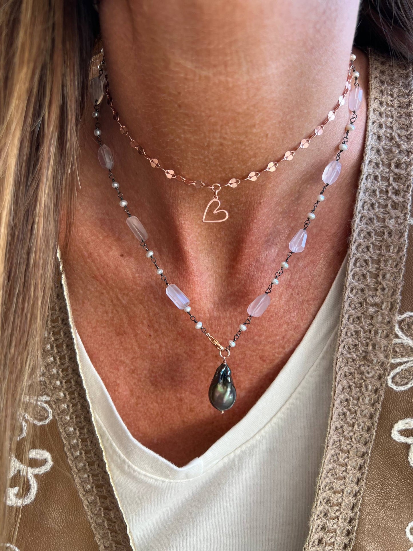 Collana lunga trasformabile con quarzo rosa base rutenio e perla barocca nera e catena specchiata con cuore vuoto pendente — Argento 925 rosé - Lumiere Bijoux