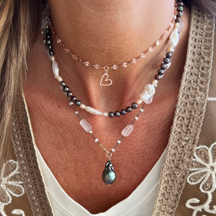 Collana lunga trasformabile con quarzo rosa base rutenio e perla barocca nera e catena specchiata con cuore vuoto pendente — Argento 925 rosé - Lumiere Bijoux