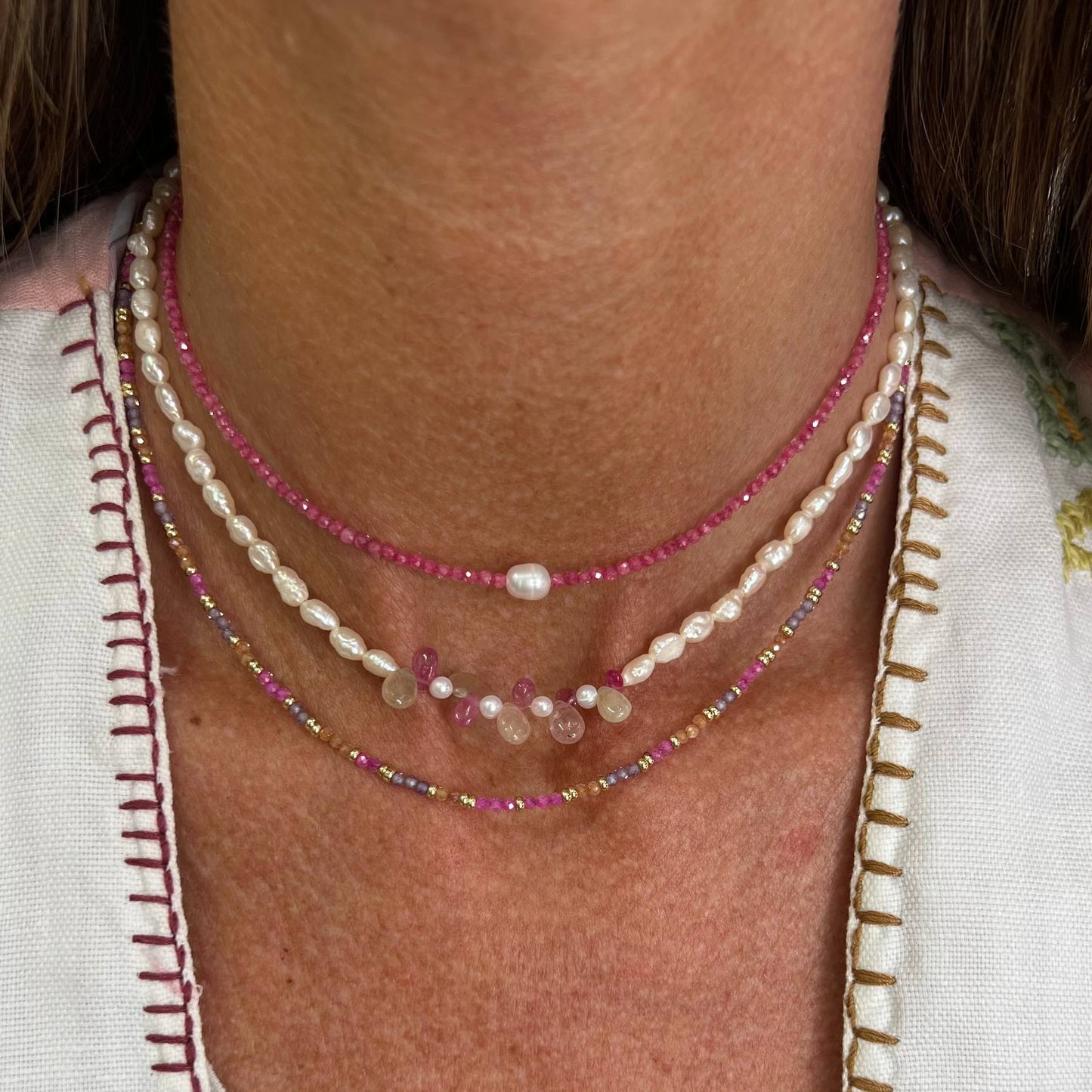 Collana perle risino bianche e zaffiri rosa e verdi - PU107 - Lumiere Bijoux