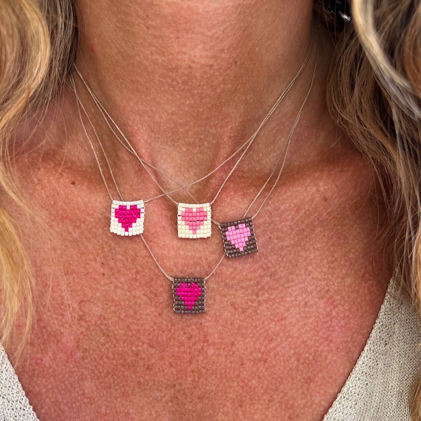Collana regolabile Formentera con filo di seta e targhetta con cuore in perline rosa - Pezzo unico - Lumiere Bijoux