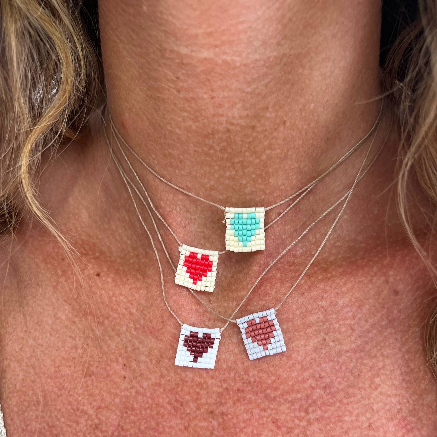 Collana regolabile Formentera con filo di seta e targhetta con cuore in perline - Pezzo unico - Lumiere Bijoux