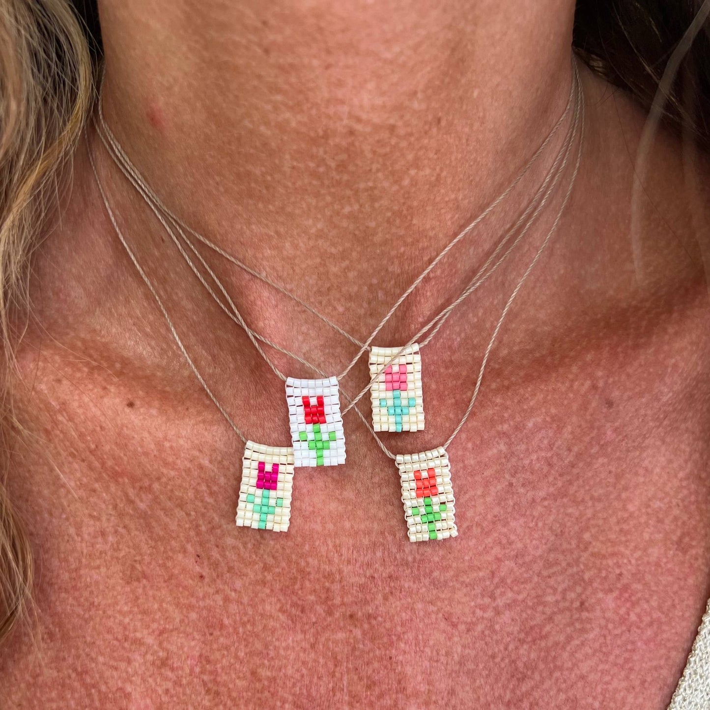 Collana regolabile Formentera con filo di seta e targhetta con fiore - Pezzo unico - Lumiere Bijoux
