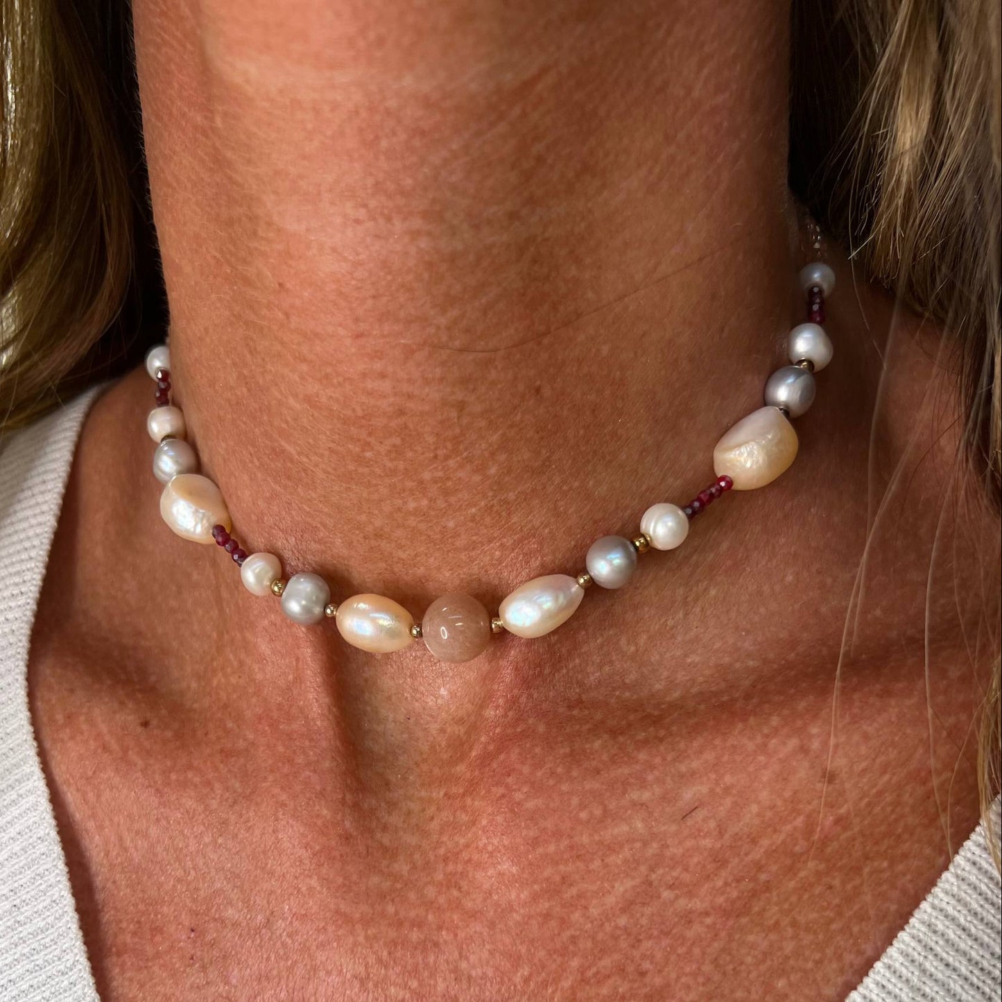 Collana perle bianche rosa e grigie - pietra i luna e cristalli bordeaux - PU123 - Lumiere Bijoux