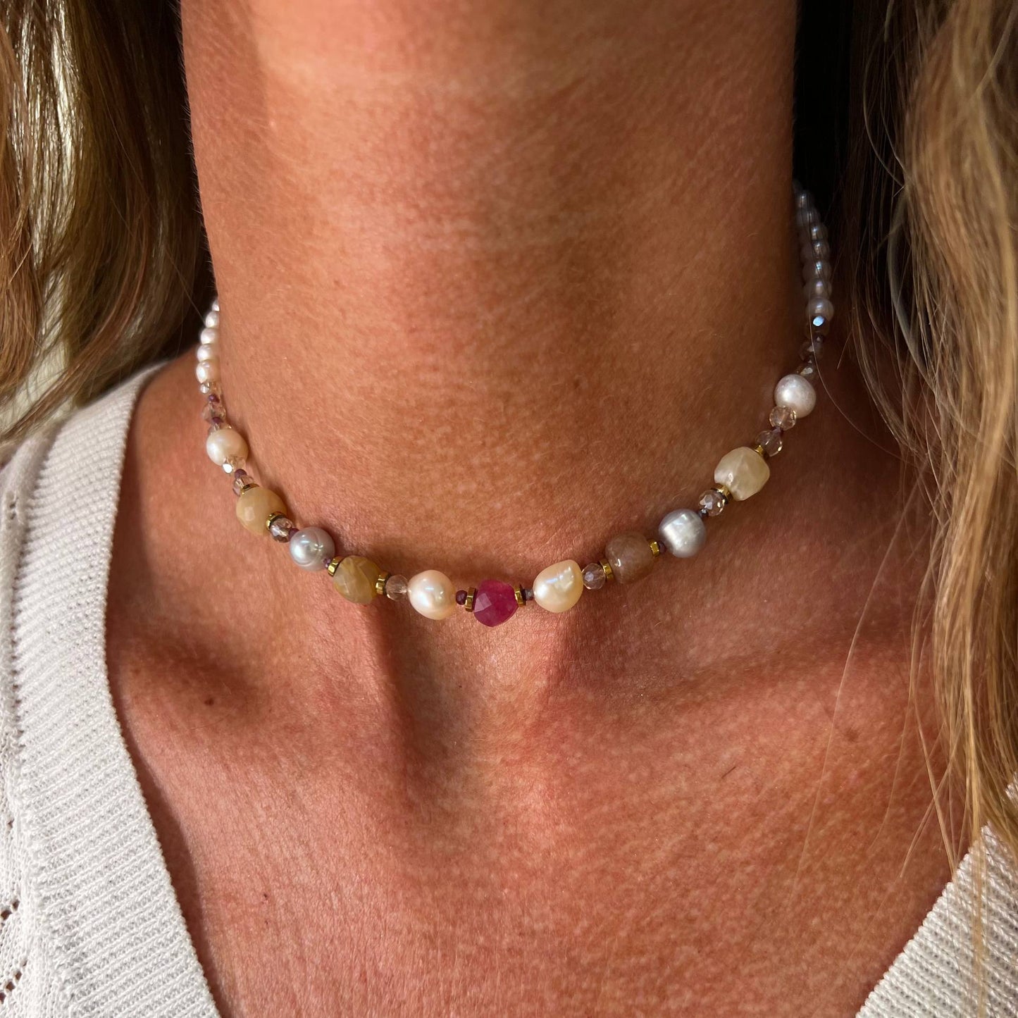Collana perle tonde grigie e rosa e cristalli cipria e lampone - PU121 - Lumiere Bijoux