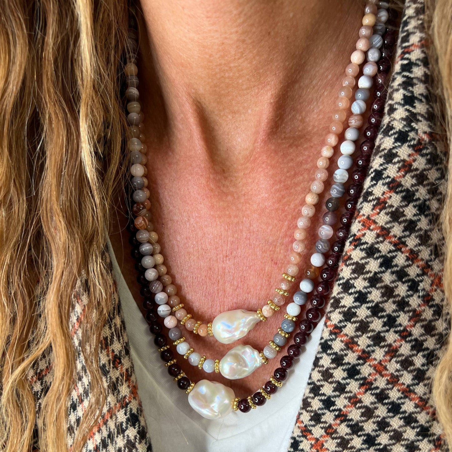 Collana in ottone dorato con pietra di luna o granato e perla barocca cm60 - Lumiere Bijoux