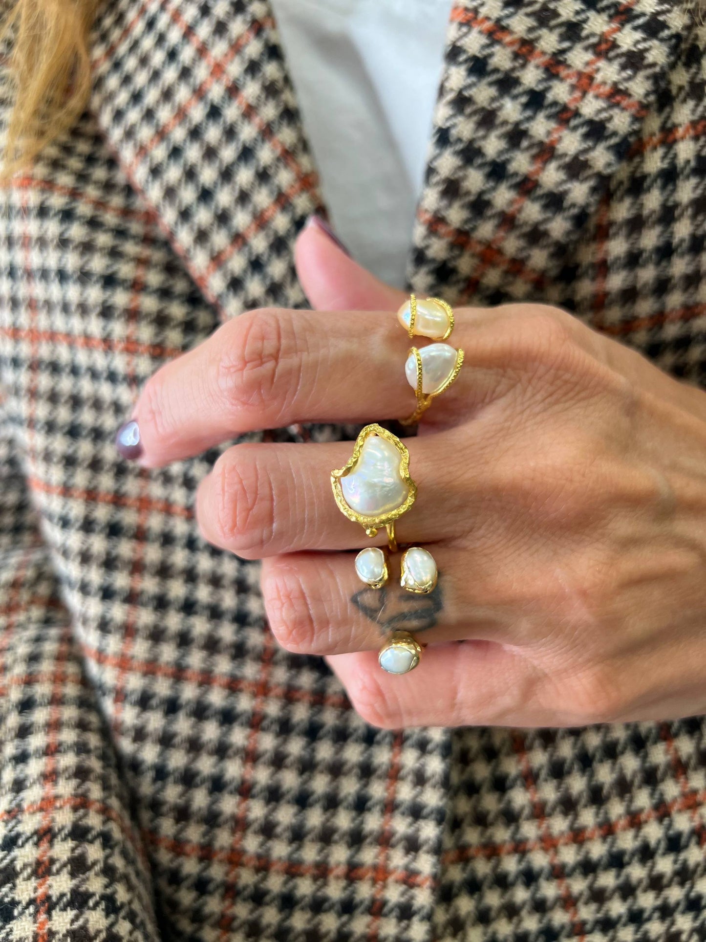 Anello regolabile in ottone dorato con perla barocca avvolta - Lumiere Bijoux