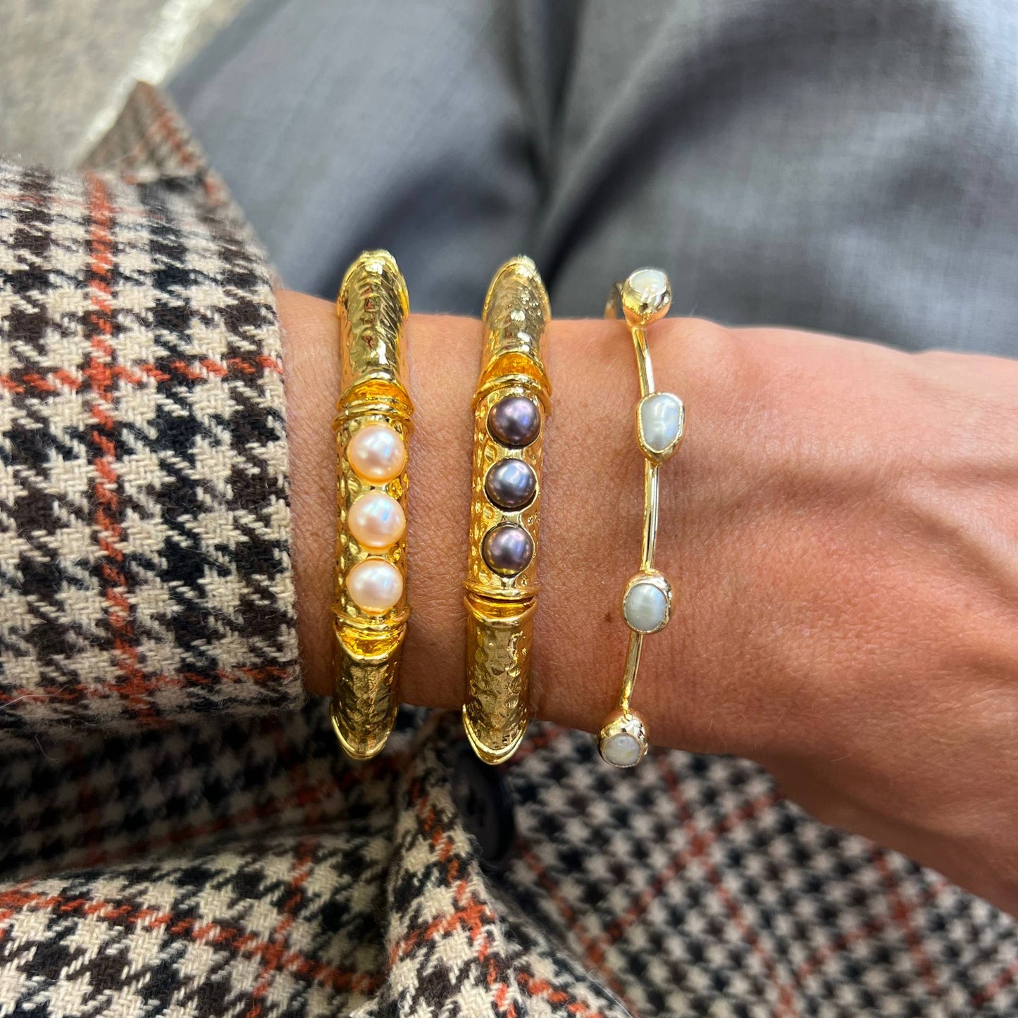 Bracciale rigido aperto in ottone dorato con quattro perle - Lumiere Bijoux