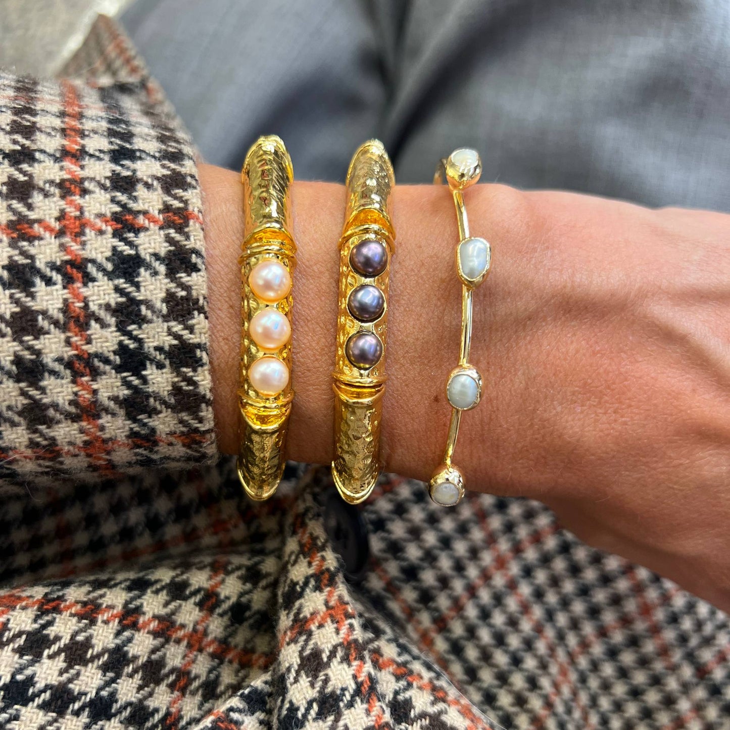 Bracciale rigido in ottone dorato martellato con tre perle - Lumiere Bijoux