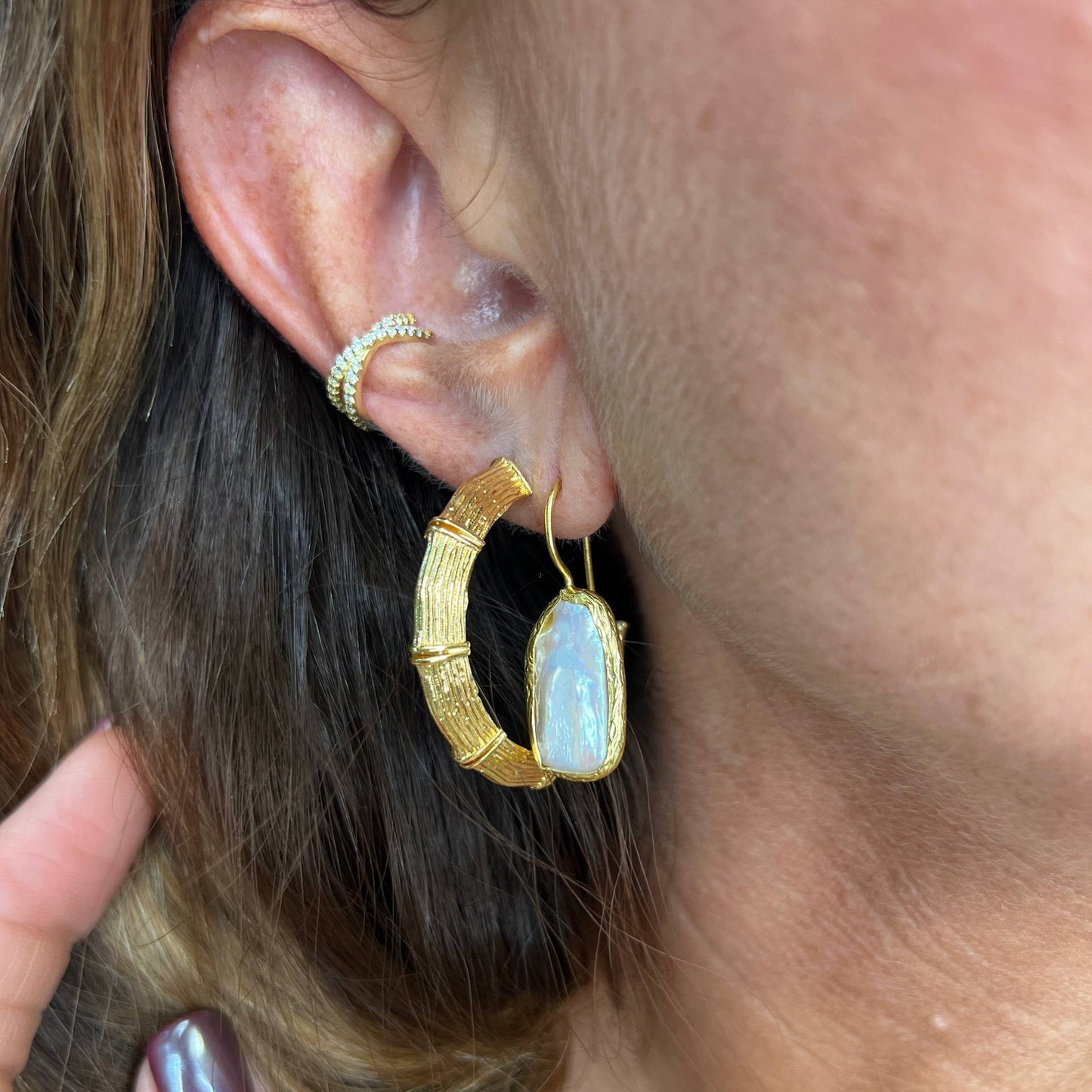Coppia orecchini pendenti in ottone dorato con perla barocca - Lumiere Bijoux
