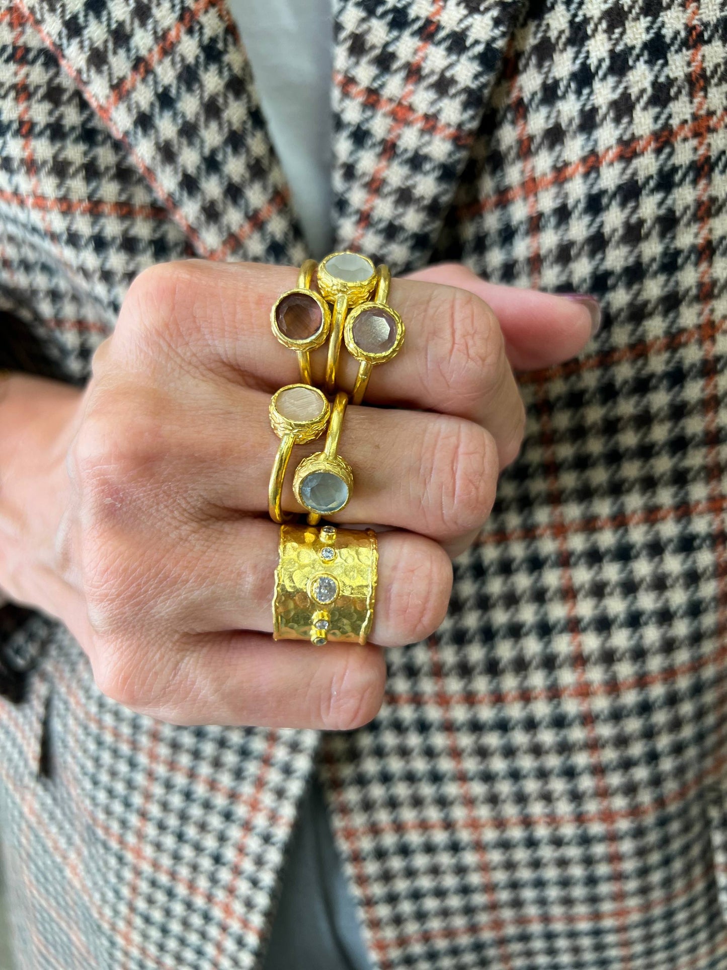 Anello a fascia in ottone dorato martellato con zirconi - Lumiere Bijoux