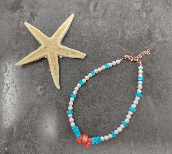 Cavigliera perle tonde alternate a corallo turchese e rosso cm 21