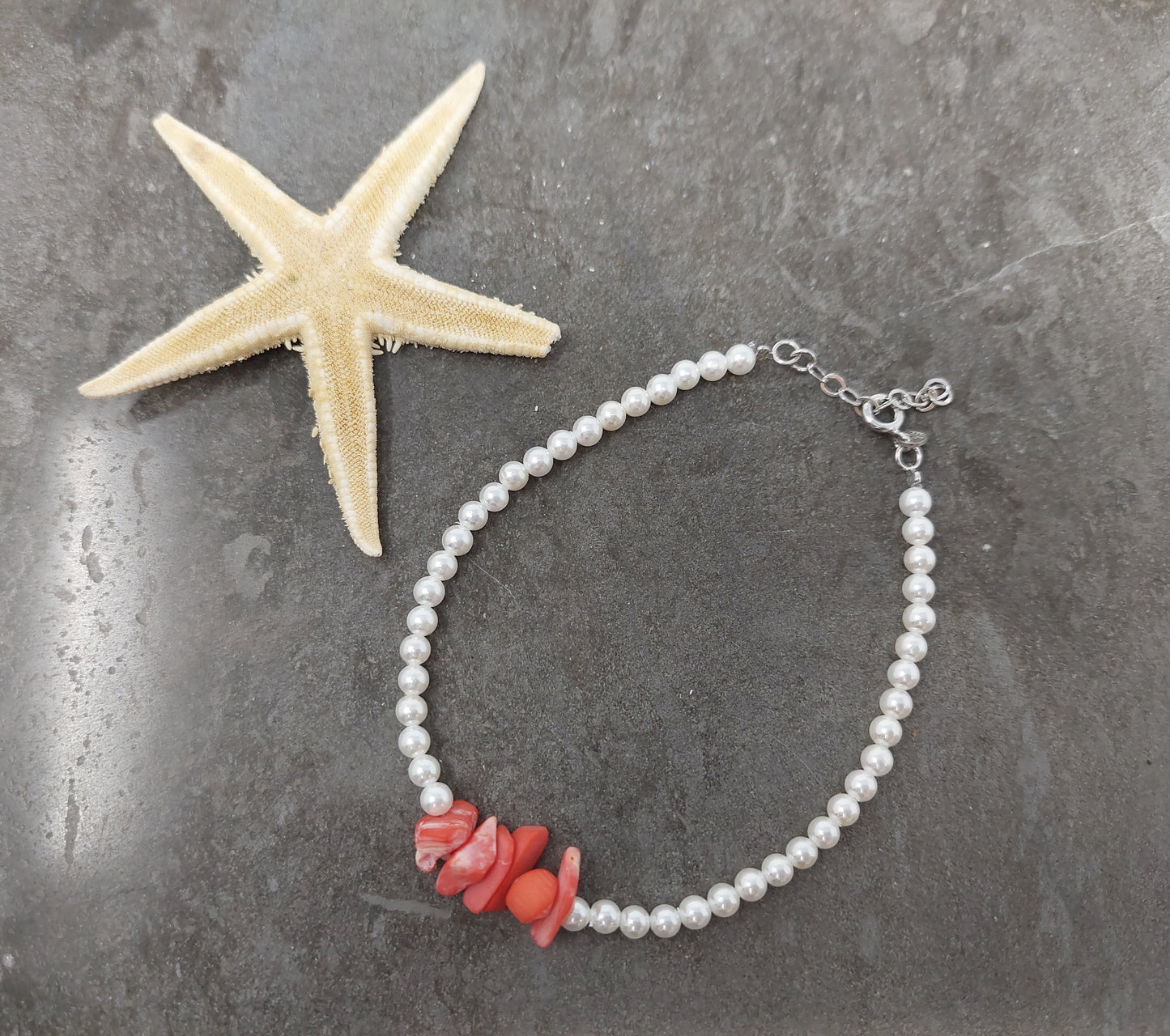 Cavigliera perle tonde con corallo rosso cm 21