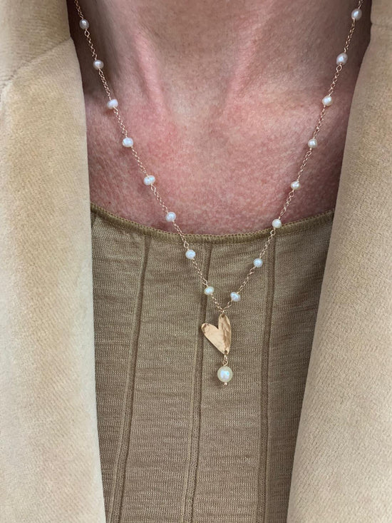 Collana catena rollò alternata da perle cm50 con cuore allungato battuto da 1,5 cm rosé con perla pendente