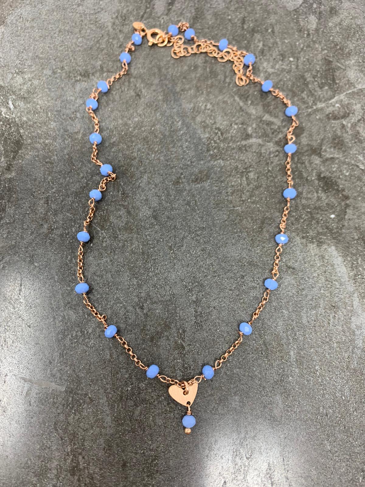Collana catena rollò alternata da cristalli azzurro polvere con cuore bacio pendente - 
Cm35