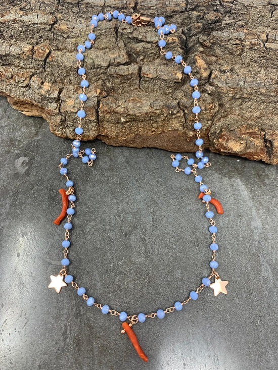 Collana cristalli azzurro polvere con stelle da 0,8 e corallo rosso - cm 50