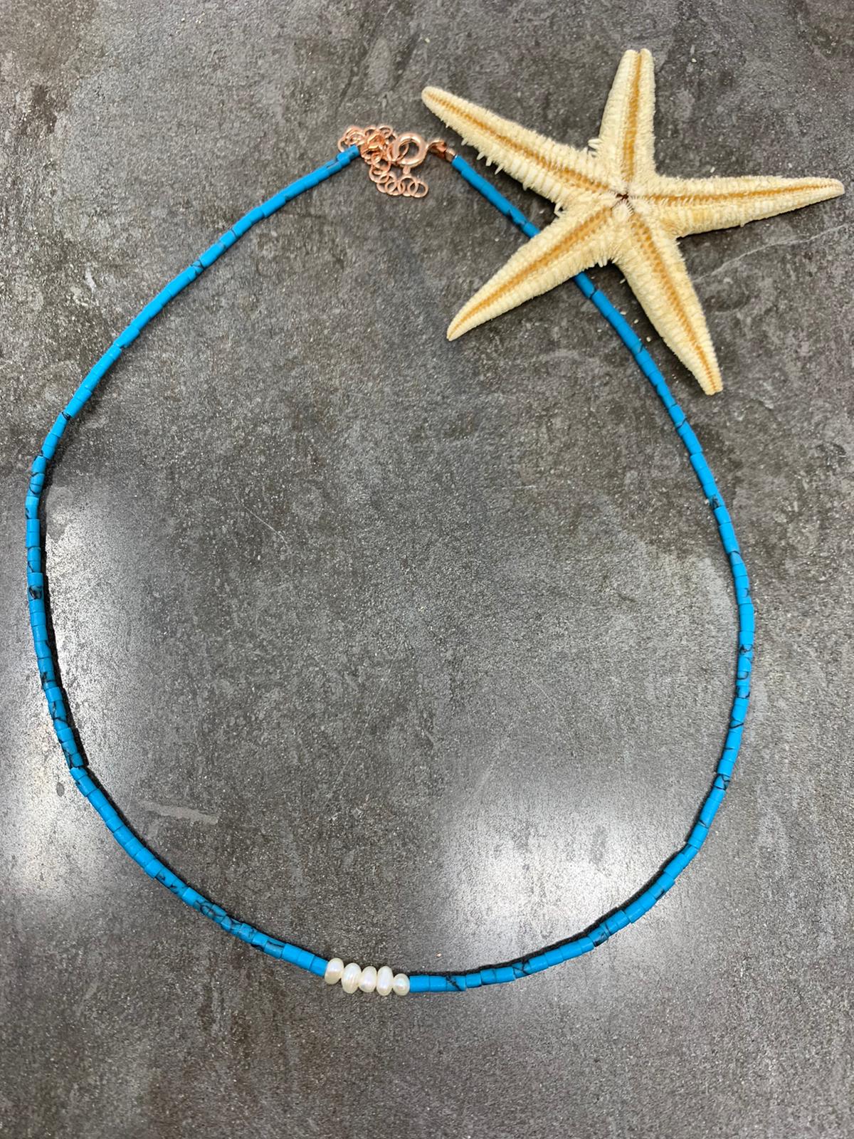 Collana choker dadini azzurri 36 cm con 5 perle tonde irregolari base oro rosé