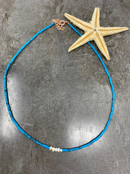 Collana choker dadini azzurri 36 cm con 5 perle tonde irregolari base oro rosé