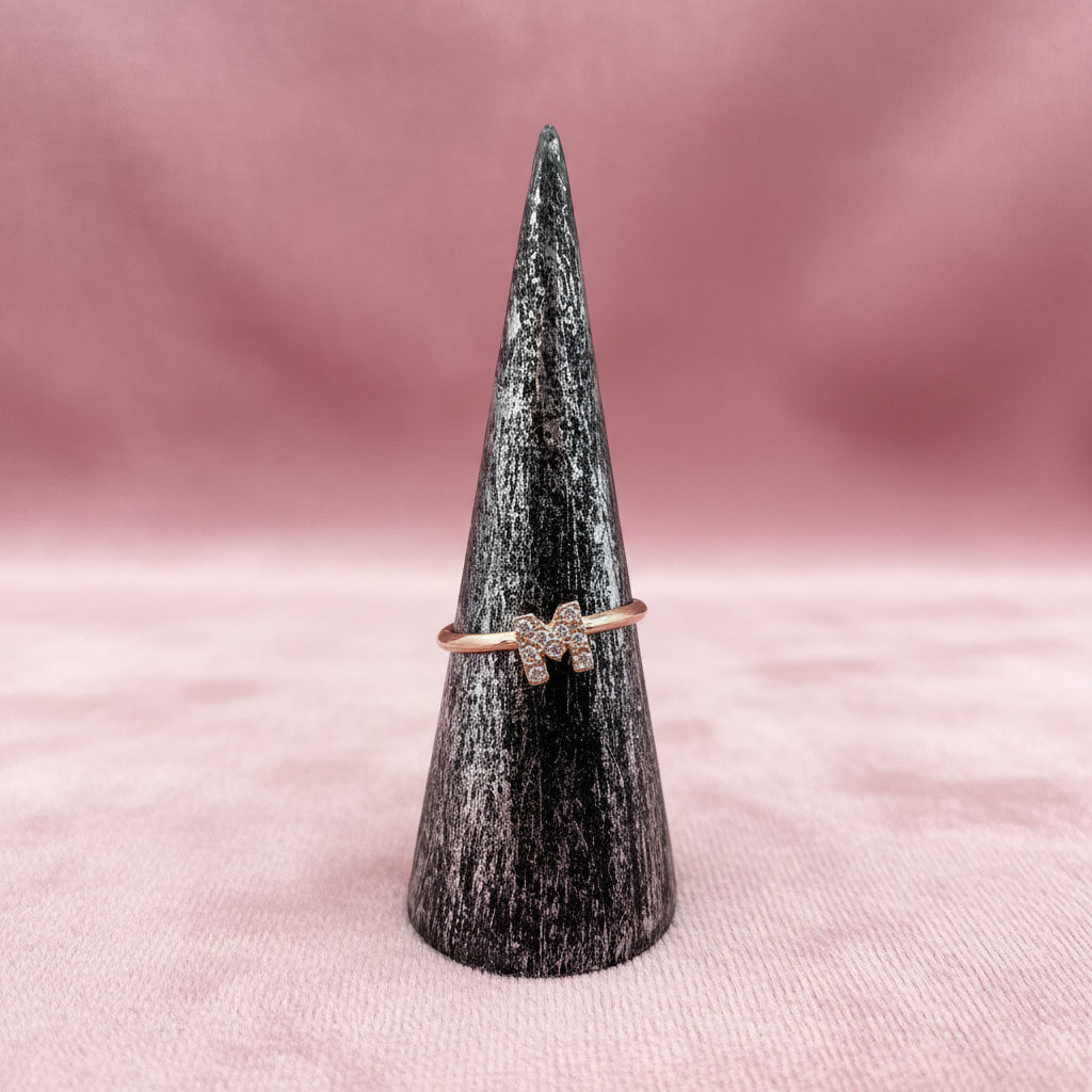 Anello regolabile rosè con lettera di zirconi bianchi personalizzata - Lumiere Bijoux