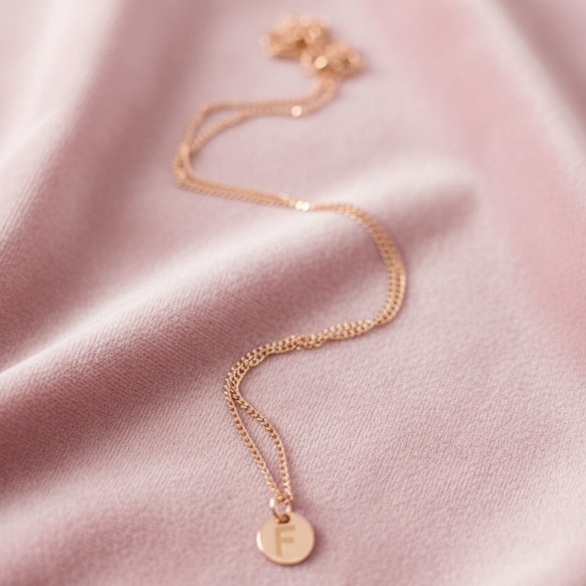 Collana Catena grumette cm40 con targhetta tonda con iniziale incisa da 0,6 mm rosé - Lumiere Bijoux