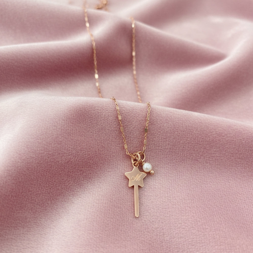 Collana Catena dadini cm 40 con bacchetta magica con iniziale incisa e piccola perla - Lumiere Bijoux