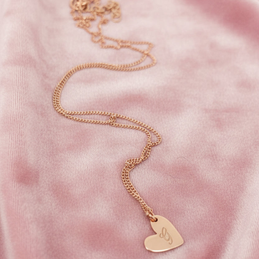 Collana Catena grumette cm40 con cuore da 1 cm con iniziale corsivo incisa - Lumiere Bijoux