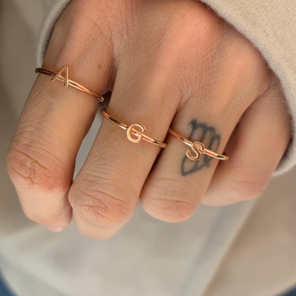 Anello fedina sottile regolabile con iniziale a tua scelta - Lumiere Bijoux