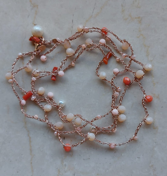 Cavigliera o collana o bracciale in macramè a tre fili con cristalli rosa,rosso corallo e corallini rossi