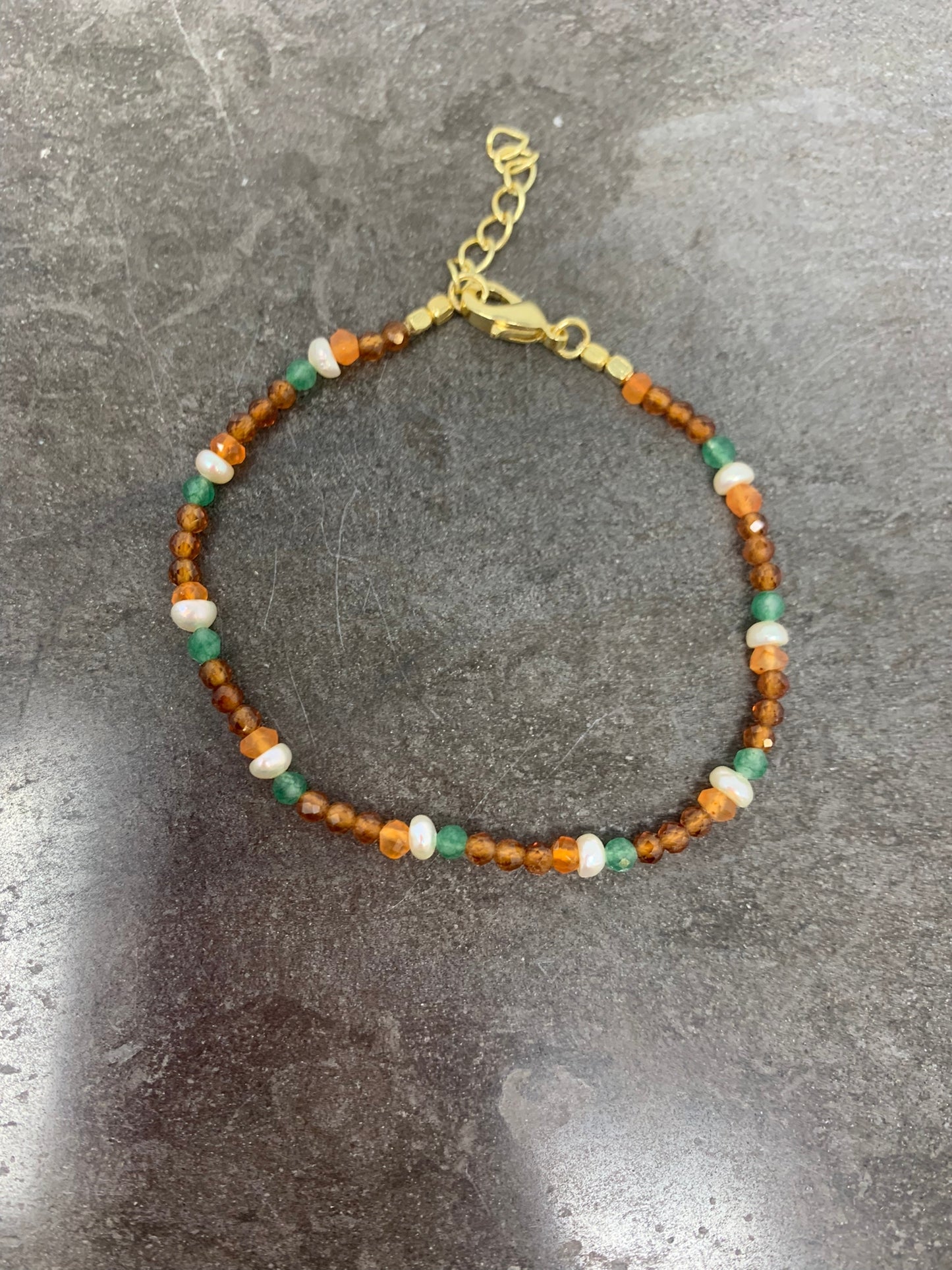 Bracciale elastico pietre preziose verdi, perle, bronzo e arancioni base oro giallo - Parigi