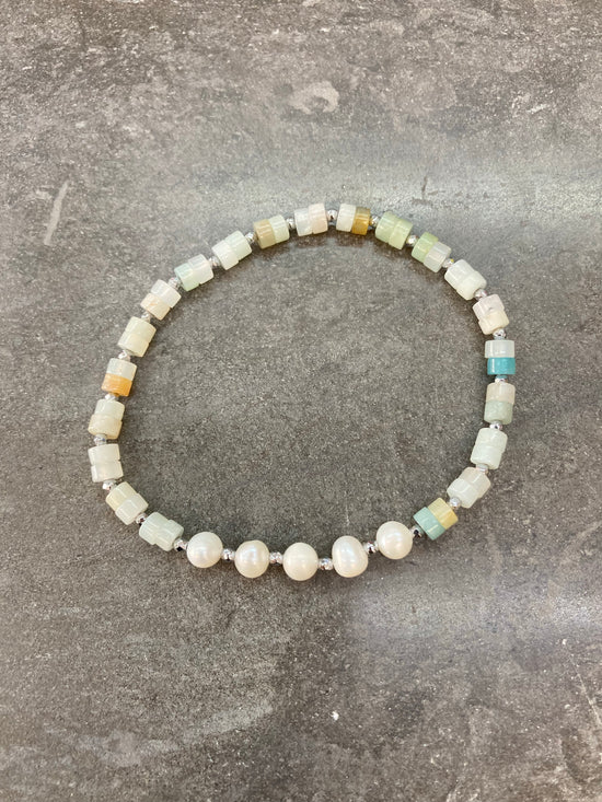 Bracciale estate con pietre di conchiglia e perle - multicolore