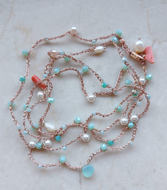 Cavigliera o collana o bracciale in macramè a tre fili con cristalli tiffani, perle e corallini rossi