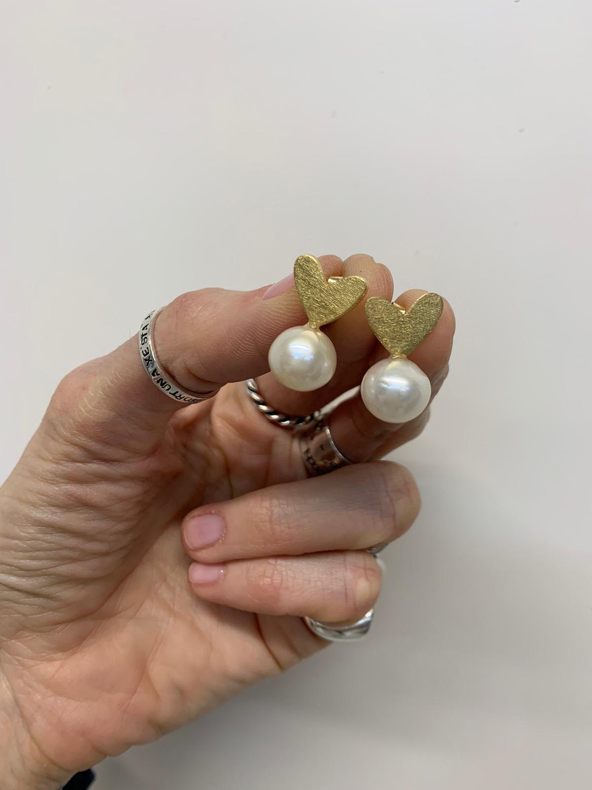 Coppia orecchini cuore bacio maxi a lobo con perla da 0,6 mm base oro giallo - chiusura farfallina