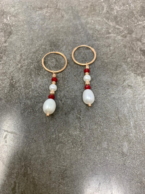 Coppia orecchini cerchietto liscio fino con cristalli colorati, perle e pepite rosè pendenti