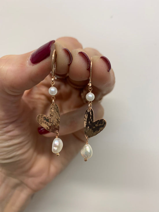 Coppia orecchini a monachella con perla, cuore battuto allungato e perla barocca pendente