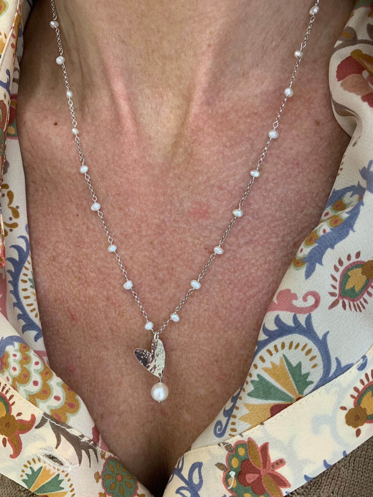 Collana catena rollò rodio cm50 alternata da perle bianche con cuore allungato battuto e perla barocca pendente