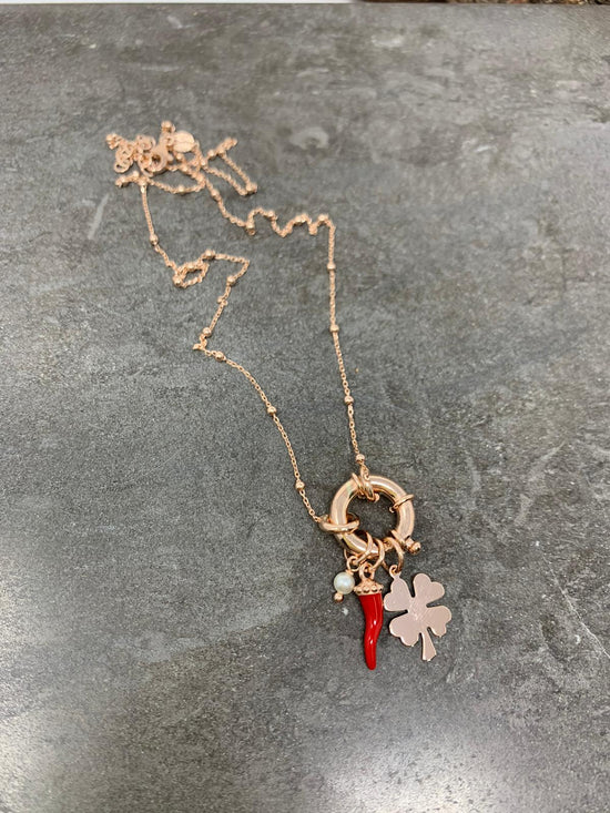 Collana catena micro Rosario cm50 con quadrifoglio da 1.2 mm, cornetto rosso e perla piccola
