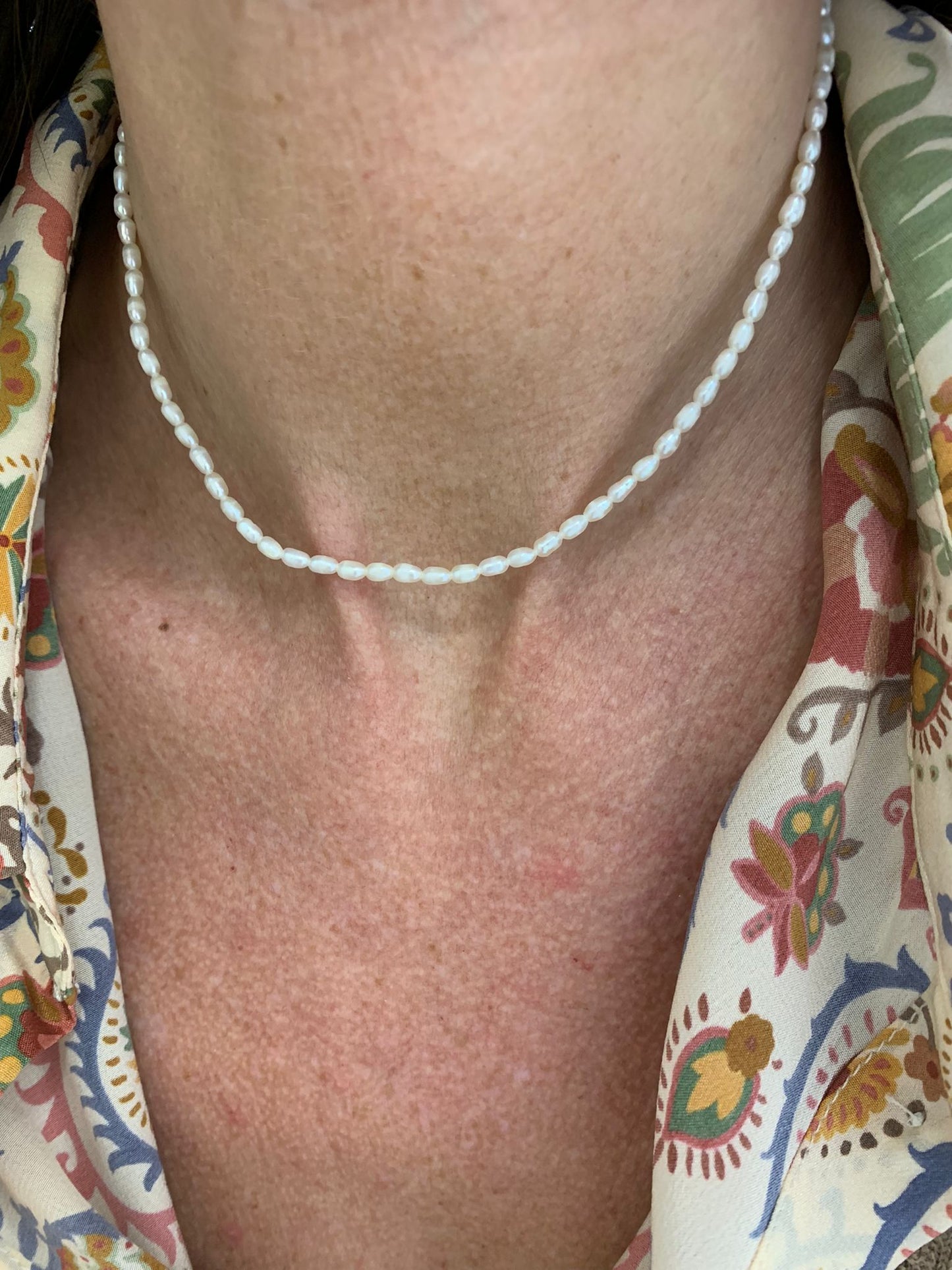 Collana perle bianche risino irregolari base argento bianco cm35
