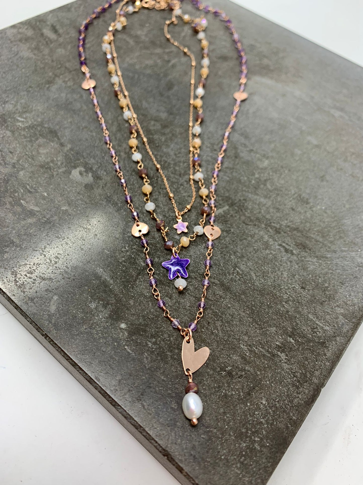 Collana cristalli lilla con micro cuori in linea cm50 rosé con cuore battuto al centro con piccola perla barocca pendente - Lumiere Bijoux