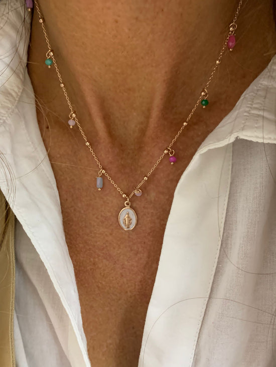 Collana catena micro Rosario con multicristalli pendenti e madonnina da 1 cm pendente smalto bianco madreperla bagnata in oro rosé - cm 40
