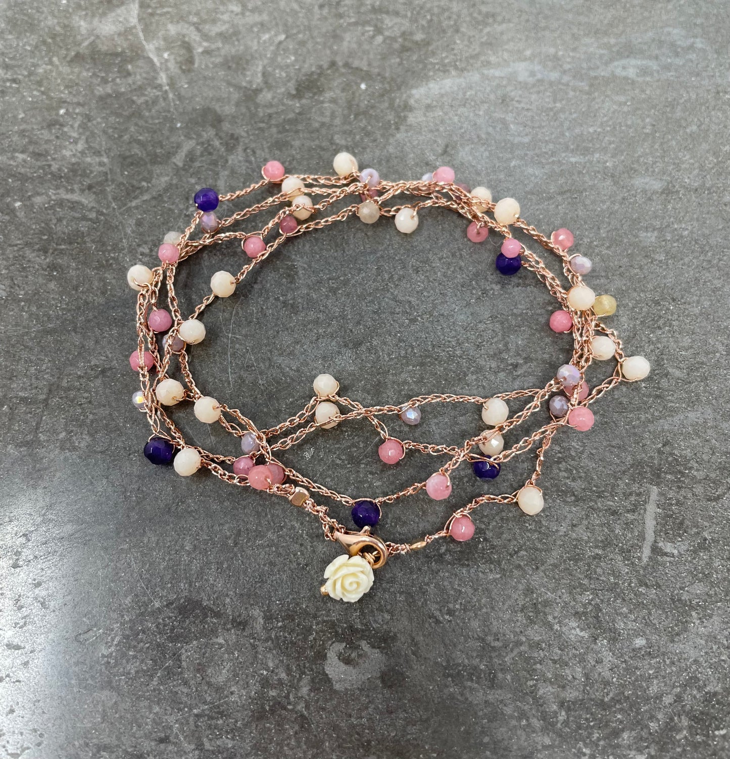 Cavigliera o collana o bracciale in macramè con cristalli rosa, viola, beige e rosellina