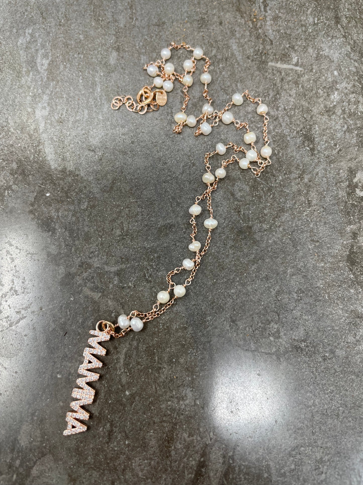 Collana catena rosè alternata a perle con scritta Mamma di zirconi bianchi pendente cm 50 - Speciale Festa della Mamma