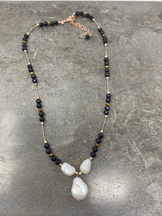 Collana filo lurex cm35 con pietre nere e perle barocche