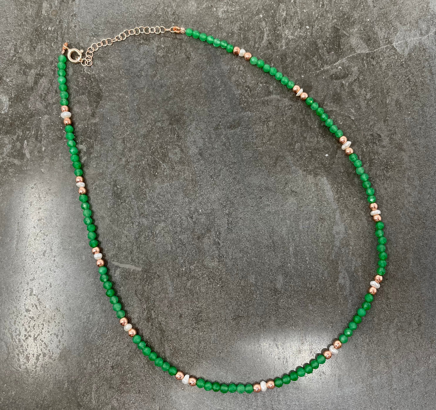 Collana cristalli verde con perle e sfere rosé cm 40
