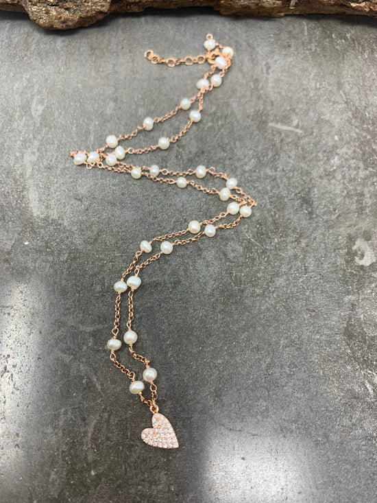 Collana catena rosè alternata perle con cuore allungato di zirconi bianchi - cm 50